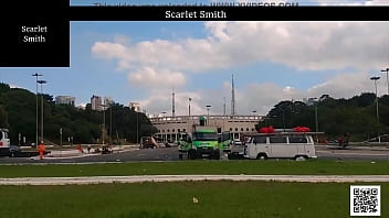 escandalosamente aos arredores do estádio de futebol