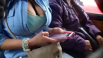 hermosas pechugas en el bus